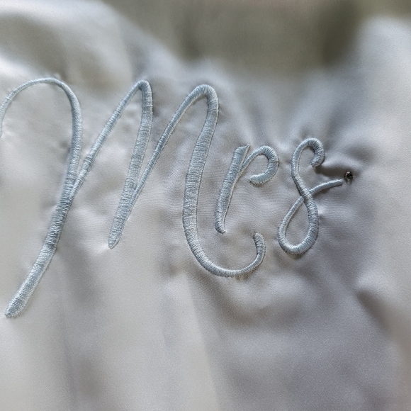 Xs Bride robe. - Picture 2 of 5